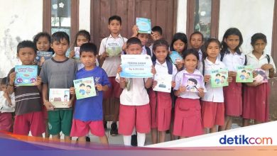Children in remote areas of NTT are happy to receive donations from reading books