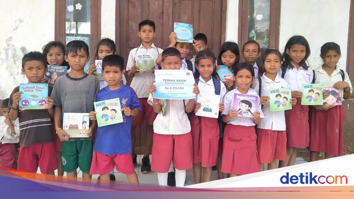 Children in remote areas of NTT are happy to receive donations from reading books