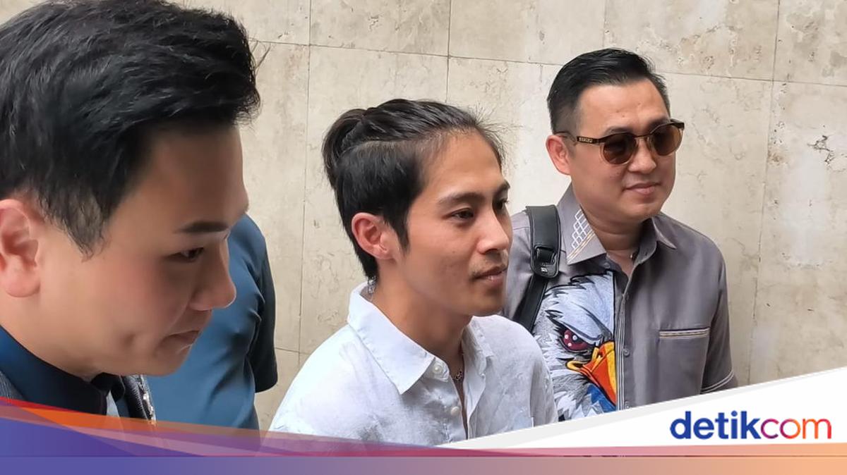 DJ Panda is arrived at the polda metro and is questioned in the Erika Carlina threat case