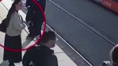 بسبب سماعة أذن.. كادت تفقد حياتها تحت عجلات القطار #سوشال_سكاي
