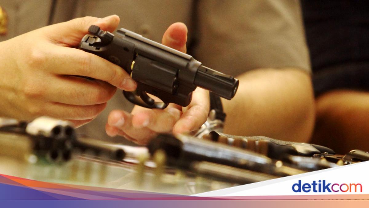 Man who wears homemade gun in Western Jakarta who was arrested by police to scare people to scare people