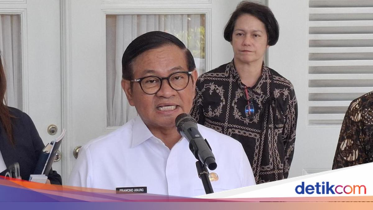 Pramono will take a number of abandoned bus stops in Jakarta apart