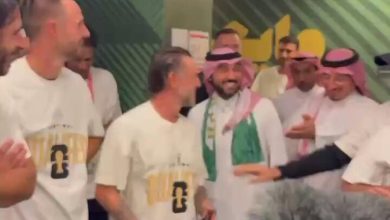 فيديو | بعد التأهل ل كأس العالم 2026.. وزير الرياضة يحتفل مع لاعبي المنتخب السعودي…