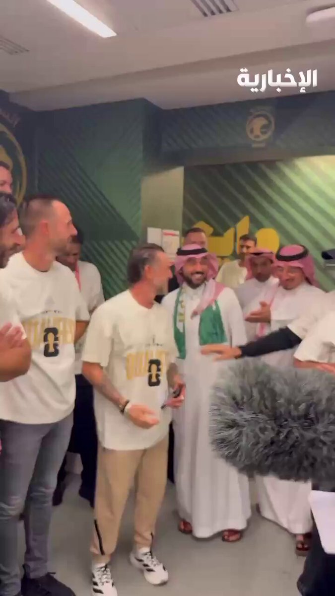 فيديو | بعد التأهل ل كأس العالم 2026.. وزير الرياضة يحتفل مع لاعبي المنتخب السعودي…