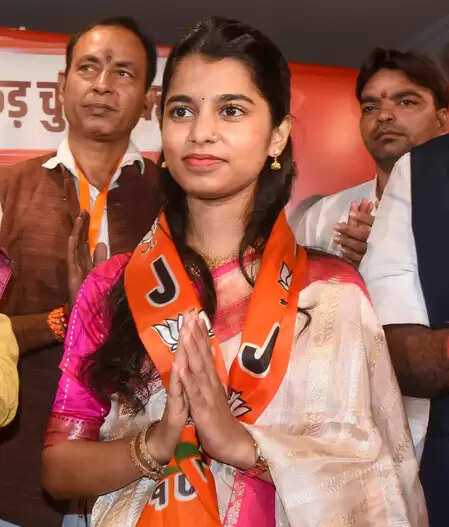 Bihar meeting elections: BJP gives ticket to folk singer Maithili Thakur of Alinagar