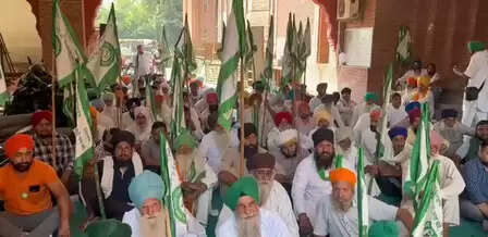 The question of solution to the problems of farmers in Amritsar has submitted Dallewal Memorandum