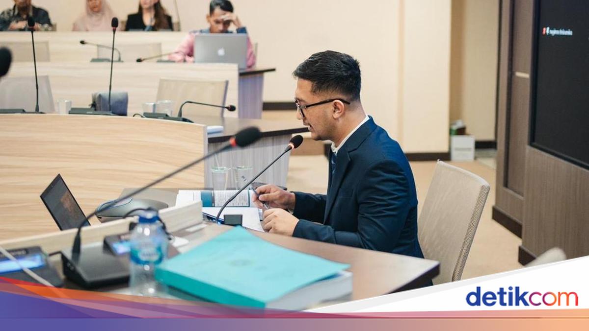 Pan -Legislature Tom Liwafa receives a doctoral degree from Airlangga University