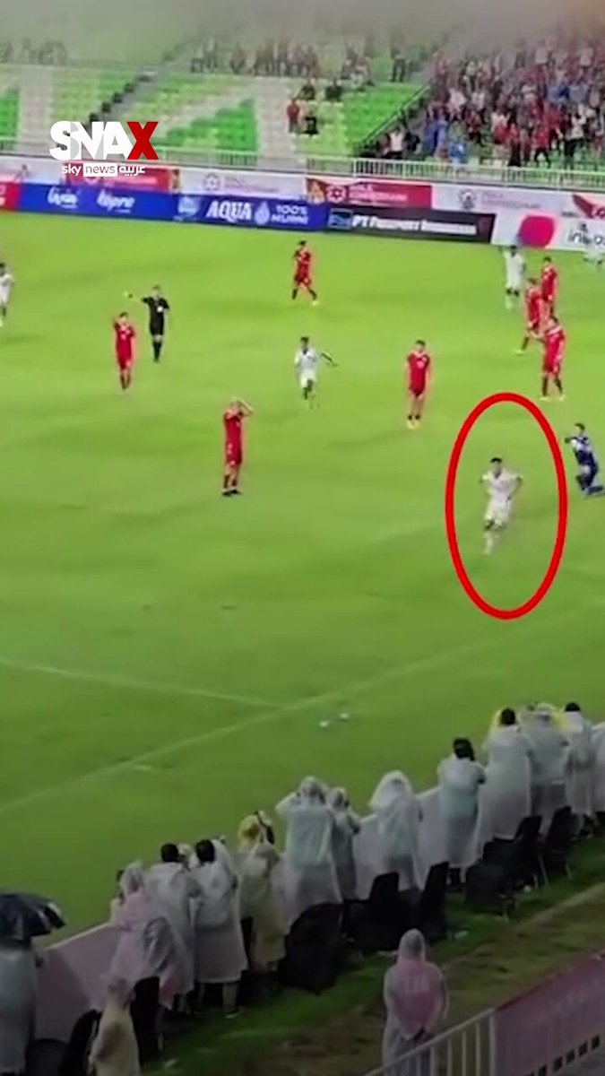 في مشهد طريف وغريب ميرزا فيرجات من منتخب إندونيسيا تحت 17 عامًا احتفل بهدفه بالقفز فوق اللوحات…