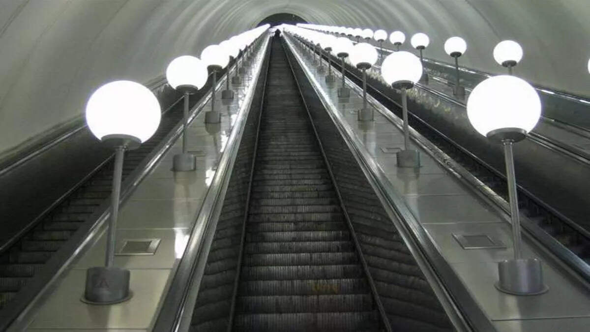 The world’s longest escalator is in China! People say that this is the staircase to the underworld, and the eyes will see the depth in this viral video.