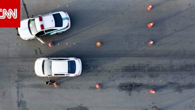 السعودية.. فيديو لسيدتين ترتديان “جرابين لحمل الأسلحة” والأمن العام يُعلّق