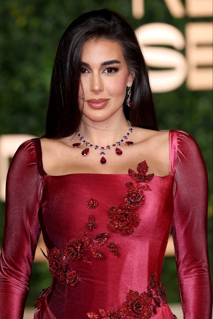 شاهدي من هوليوود إلى العالم العربي نجمات اخترن قطعاً فريدة من مجوهرات Chopard