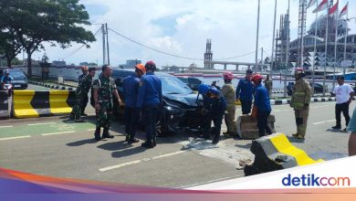 Car crashed into a road divider in Pakansari Bogor because the driver was sleepy