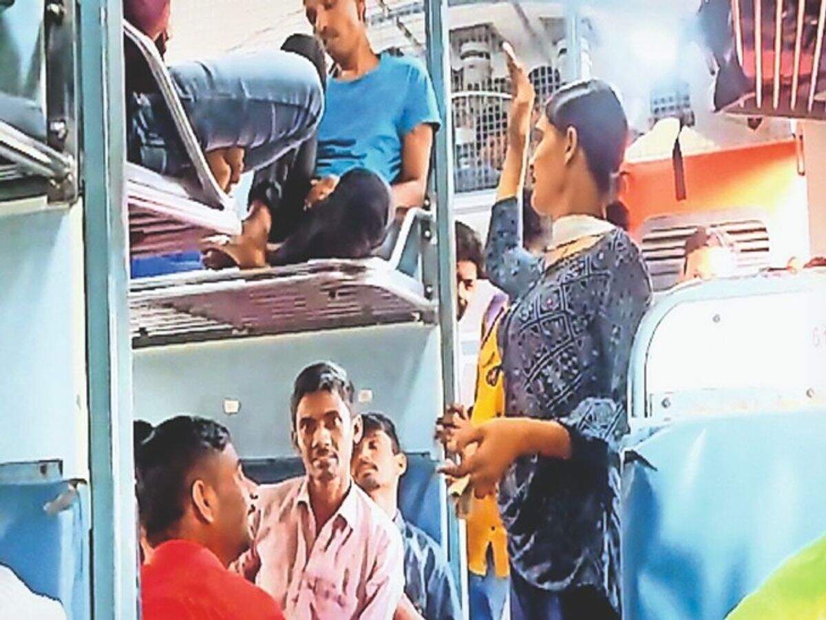 A moment between a man and a eunuch in the train! The young man asked something to which the people around kept looking, see VIDEO here