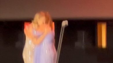 يسرا تتدخل بسرعة لتساعد منة شلبي بعد أن انفتح فستانها بموقف محرج على المسرح أثناء تسلّمها…