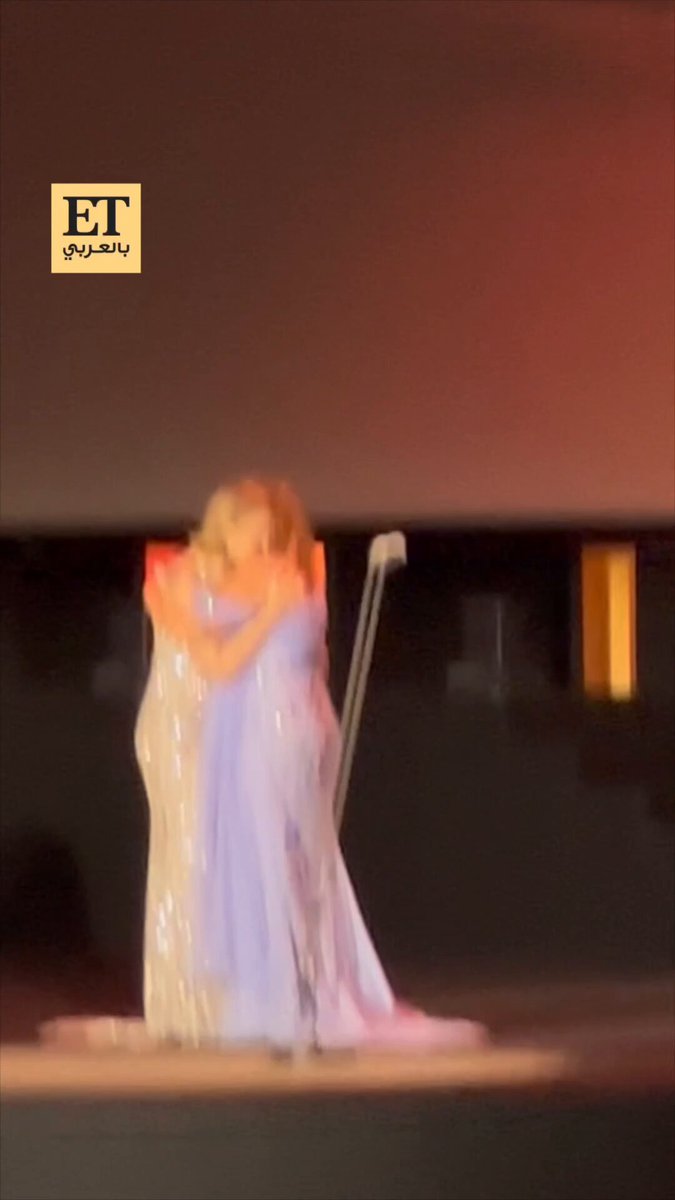 يسرا تتدخل بسرعة لتساعد منة شلبي بعد أن انفتح فستانها بموقف محرج على المسرح أثناء تسلّمها…
