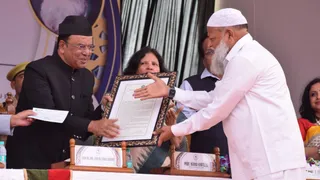 Prof. in Aligarh. Faisal Devji and Dr. Abdul Qadeer honors Sir Syed Excellence Award – Sir Syed Excellence Award Prof Faisal Devji Dr. Abdul Qadeer honored