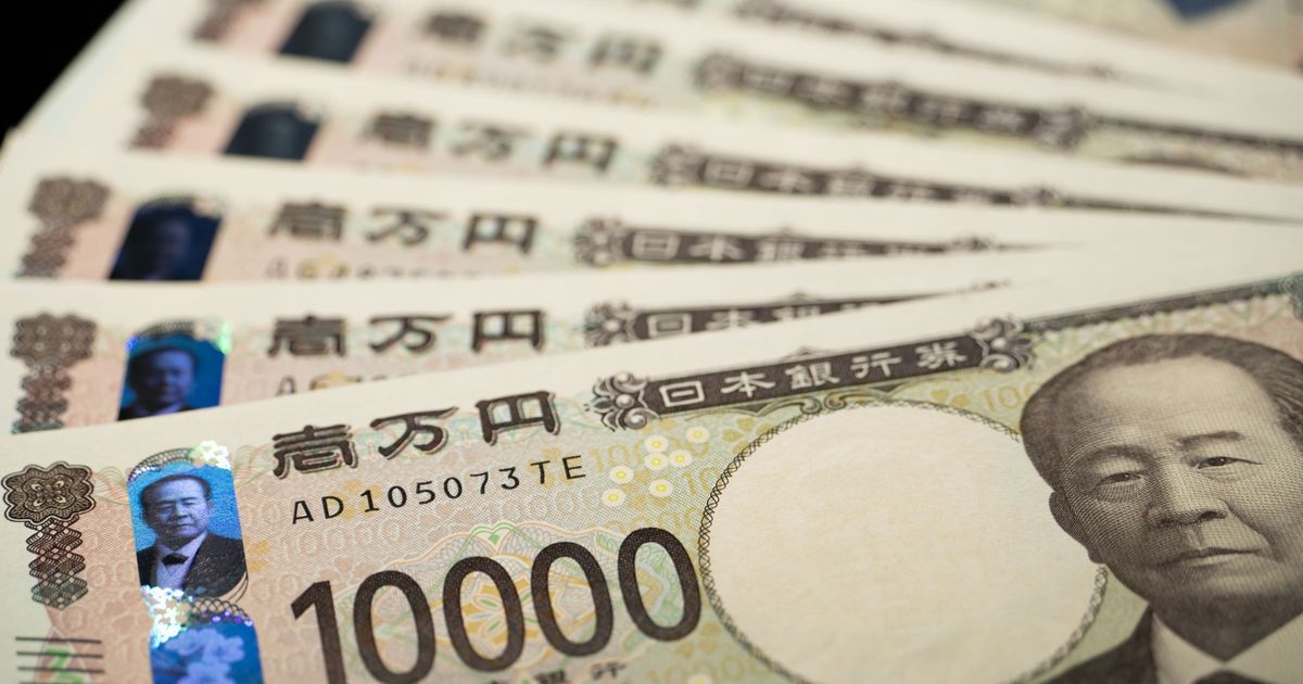 The yen strengthens against the dollar amid demand for safe havens