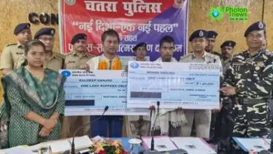 Two area commanders of the Naxalite organization in Chatra laid down their arms before the police