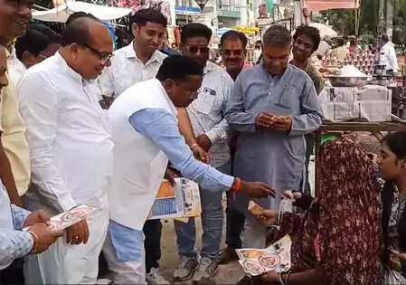 Madhya Pradesh: MLA and BJP leader bought from pavement traders, urges Swadeshi