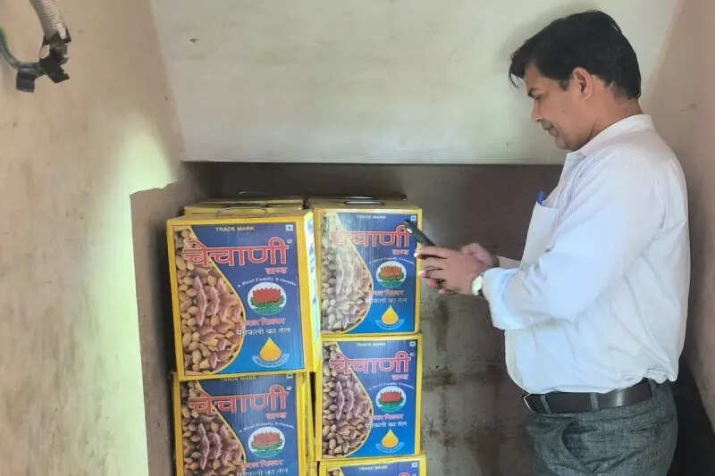 350 liters of ghee and 448 kg of oil were seized in Bhima