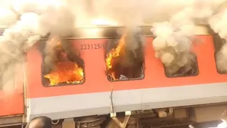 A massive fire broke out in Garib Rath Express on its way from Amritsar to Bihar, three coaches burnt to ashes – fire on Garib Rath Express on its way to Amritsar to Saharsa Bihar