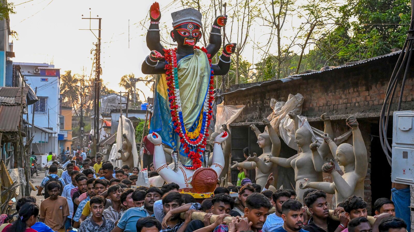 Kolkata Traffic Alert! Road closures and detours announced from October 20–21 for Kali Puja | Check routes