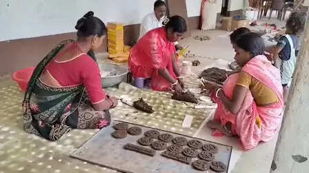 Diyas are made from cow dung in Koderma, Jharkhand, women are moving towards self-reliance.