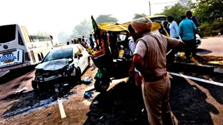 Tire of a moving car burst in Muktsar, Punjab, it went out of control and collided with a car; More than 15 people injured – burst car tire leads to accident in Muktsar Punjab more than 15 injured