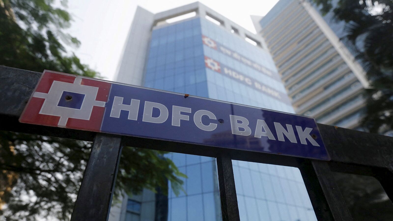 HDFC Bank Q2 Results 2025 LIVE: Net profit, NII likely to see muted growth, margin to take a hit amid repo rate cut