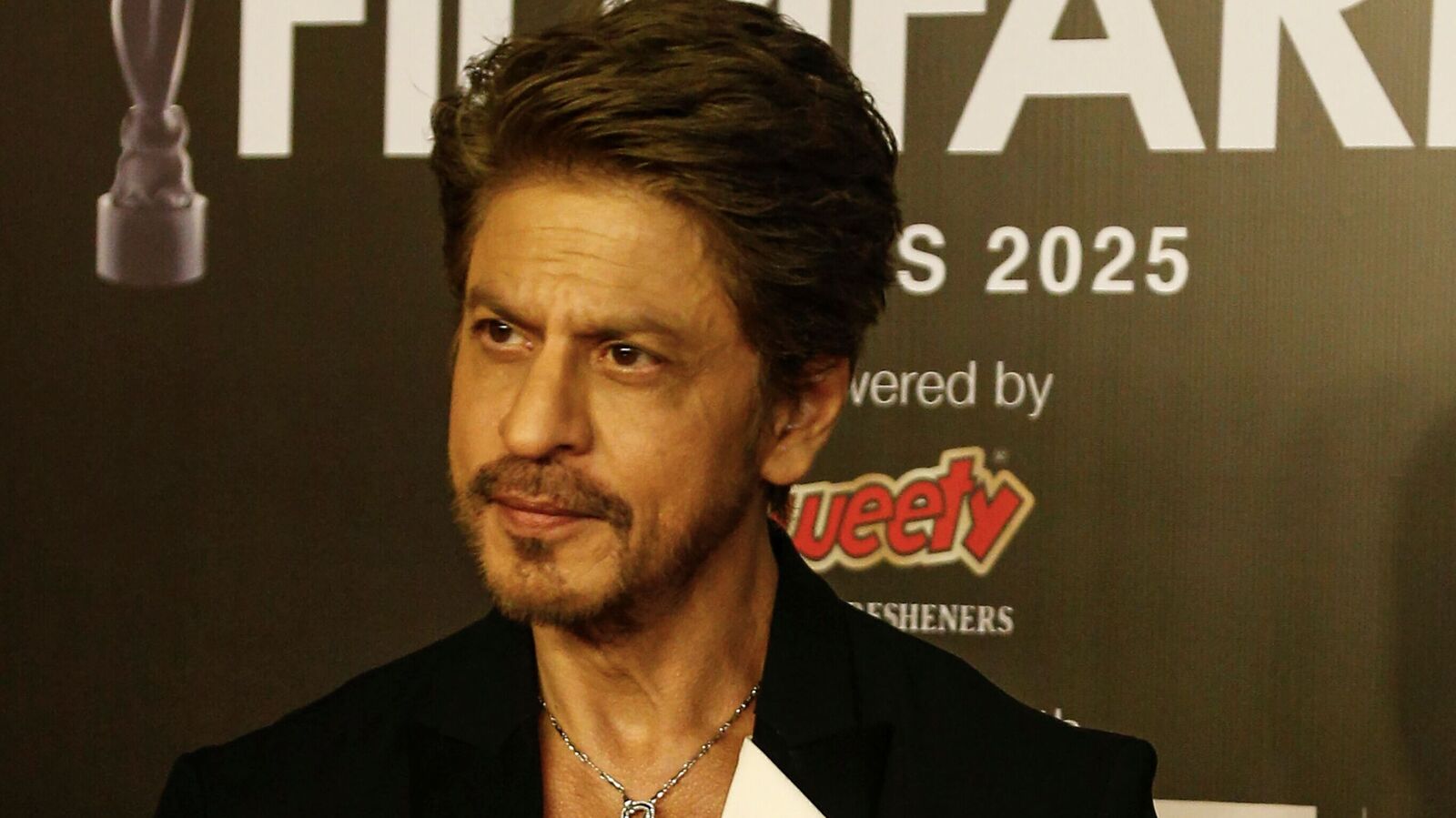 Shah Rukh Khan melts hearts, reveals his ‘film family’ after Salman Khan calls him an outsider: ‘That’s why I’m a star…’
