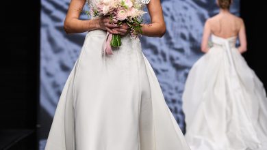 أقمشة متداخلة وتفاصيل فاخرة إليكِ أجمل فساتين الزفاف من عروض الأزياء العالمية، بتصاميم تحاكي…