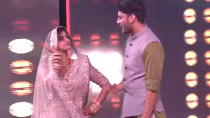 The fun of brother-in-law and sister-in-law dancing on stage went viral on the Internet, after watching the viral video, people said: ‘The bonding is amazing’
