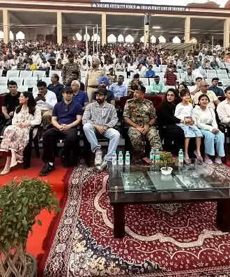 Sunny Deol spent time with BSF soldiers at Attari border along with his family.