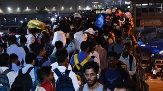 Crowds swell on Dhanteras, arrangements at Delhi’s railway bus station fall short; Passengers Face Problems – Delhi Railway Bus Stations Overcrowded For Diwali Chhath.