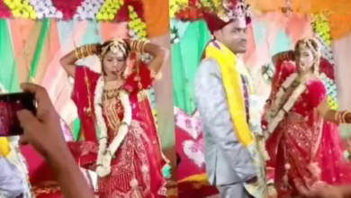 As soon as Jaymala started, the bride waved like a snake on the stage, the groom also started crying in shame.
