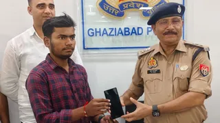 Ghaziabad police gave Diwali gifts to 219 people, returned lost and stolen mobile phones worth Rs 90 lakh – Ghaziabad police recover 219 lost mobile phones