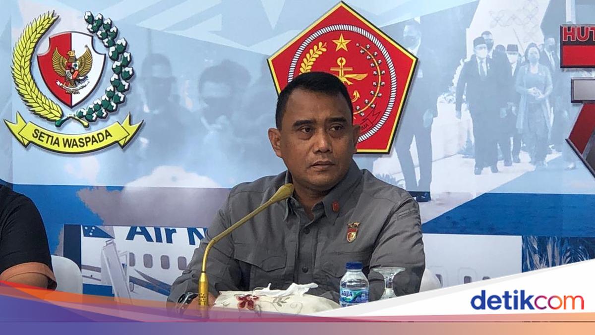 The body of former Danpas president Marsda Wahyu Hidayat was buried at TMB Jatisari