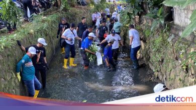 Minister of Environment cleans Cipinang River, Depok, touches plastic waste in the sea