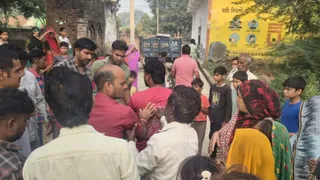 Two sisters were buried in a pile while digging soil, one was seriously injured and both were admitted to the district hospital.