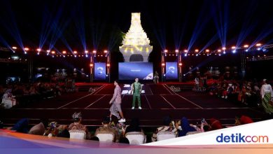 Banyuwangi Batik Festival 2025 features the Wader Kesit motif at the fashion show