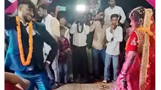 Such a scene happened at a wedding! The bride and groom did such a dance on Bhojpuri song that turned heads, after watching the viral video, people said, ‘Brother, shoot me.’