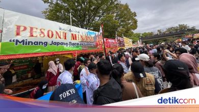 The queue for Rendang IKM in Tokyo is winding, visitors are willing to wait up to 2 hours