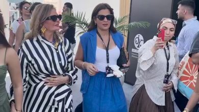 لحظة وصول يسرا لحضور معرضها ضمن فعاليات مهرجان الجونة السينمائي