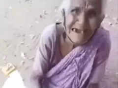 This is called humanity, a man helped an elderly woman in such a way, you will shed tears after watching the video