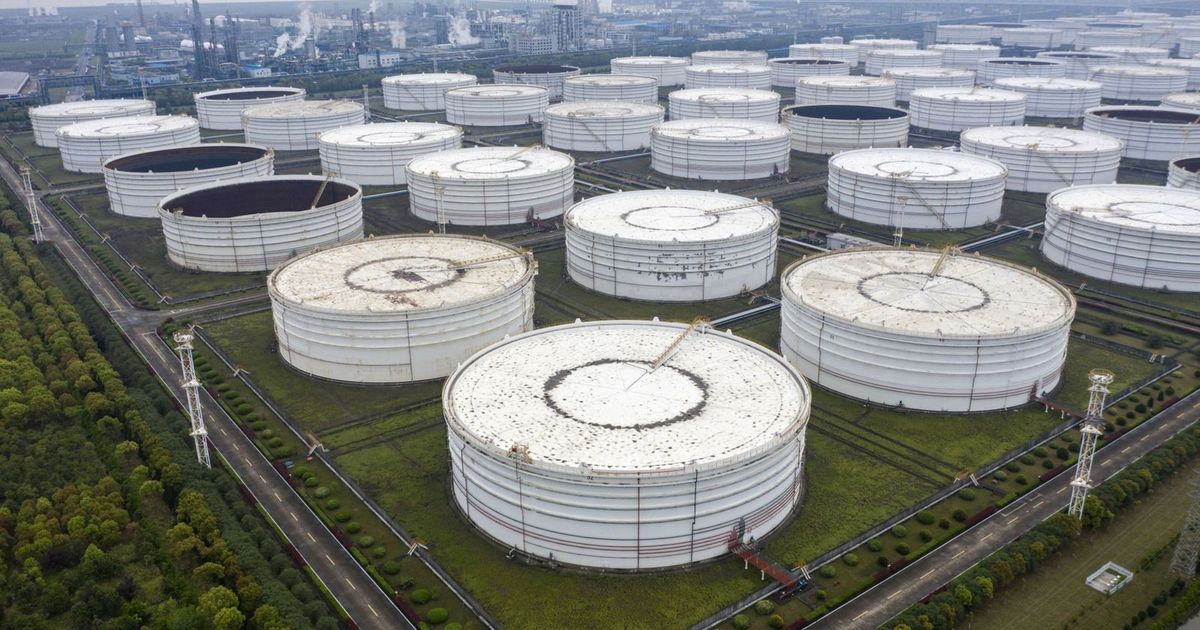 Oil prices fall amid signs of easing of trade tensions