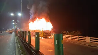 Mathura Bus Fire: Flames suddenly started rising in a bus traveling on the highway, passengers saved their lives by jumping on the road amid the fire – fire breaks out in a moving bus passengers jump to save their lives one injured