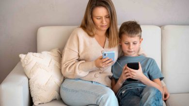 الفبينغ وإهمال الأطفال رقميًا.. هل يدمّر انشغال الوالدين بالهاتف الصحة النفسية للأبناء؟. للتفاصيل