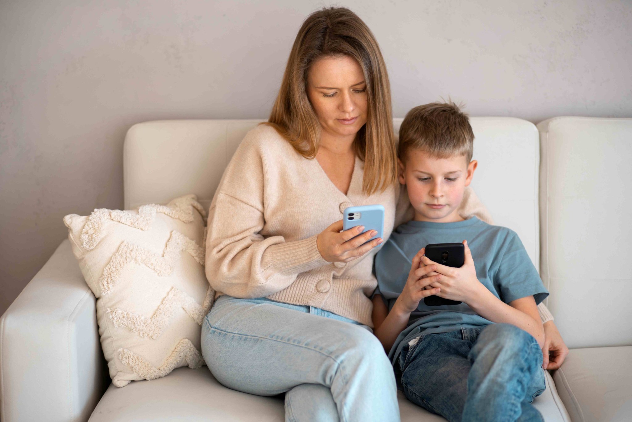 الفبينغ وإهمال الأطفال رقميًا.. هل يدمّر انشغال الوالدين بالهاتف الصحة النفسية للأبناء؟. للتفاصيل