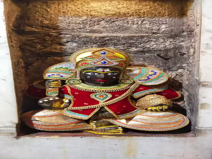 Wonderful temple of Kuner, the god of wealth! Where application of ghee and perfume on the navel of an idol brings tremendous financial benefits, don’t know where this place is