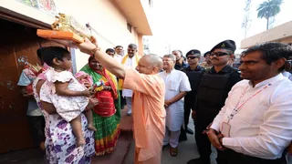 CM Yogi celebrated Diwali in Nishad Basti of Ayodhya, distributed gifts to children; Said – Lamp should be lit in every home – CM Yogi celebrates Diwali in Ayodhya Nishad Basti distributes gifts